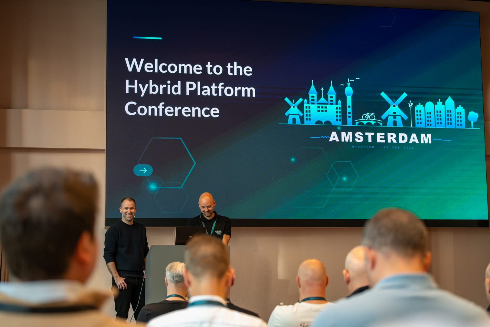 The opening of the day in front of the "Welcome to the Hybrid Platform Conference" screen